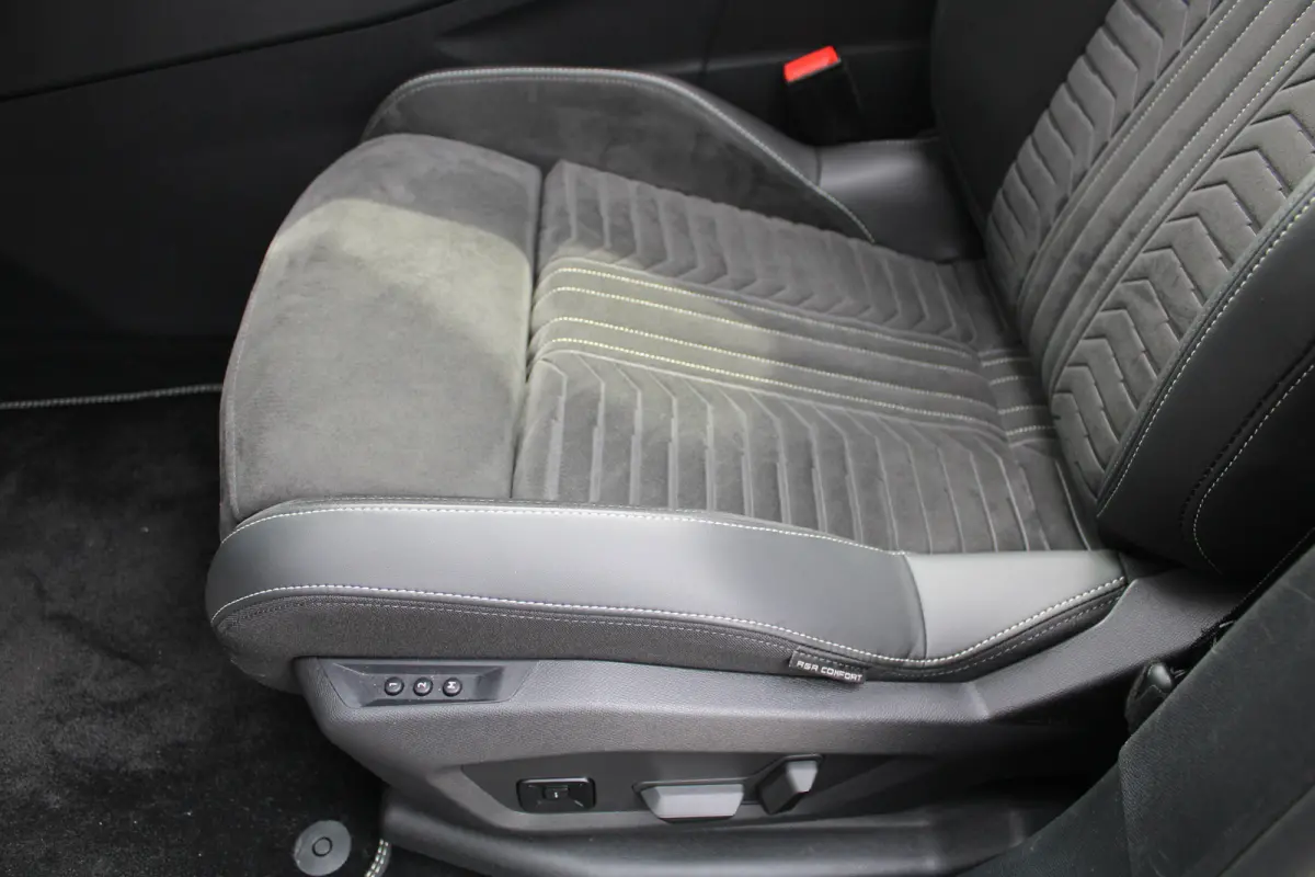 1.6 Plug-in Hybrid 195 GT | Automaat | Panorama/schuifdak | Luxe stoelen | Origineel NL auto | 7.500km | Navigatie | Camera |