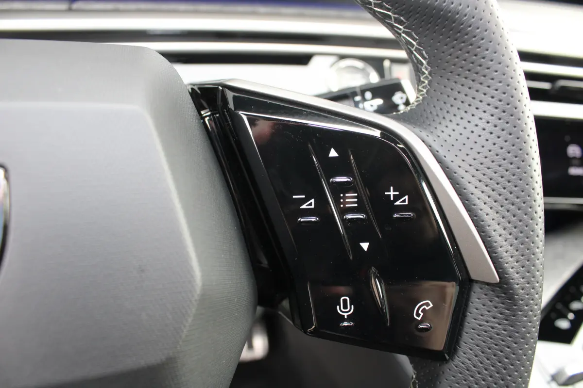 1.6 Plug-in Hybrid 195 GT | Automaat | Panorama/schuifdak | Luxe stoelen | Origineel NL auto | 7.500km | Navigatie | Camera |