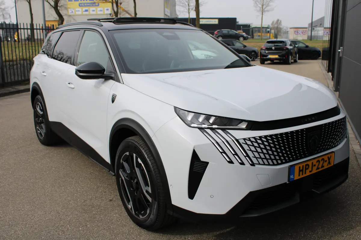 1.6 Plug-in Hybrid 195 GT | Automaat | Panorama/schuifdak | Luxe stoelen | Origineel NL auto | 7.500km | Navigatie | Camera |