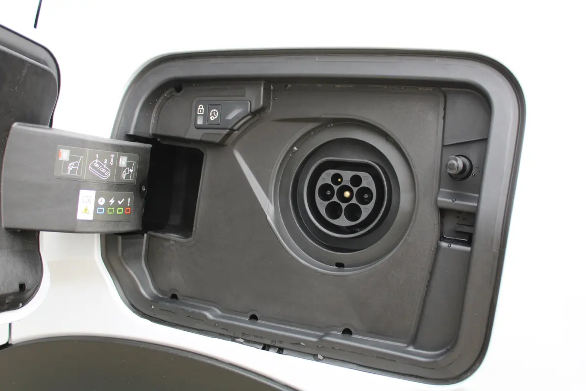 1.6 Plug-in Hybrid 195 GT | Automaat | Panorama/schuifdak | Luxe stoelen | Origineel NL auto | 7.500km | Navigatie | Camera |