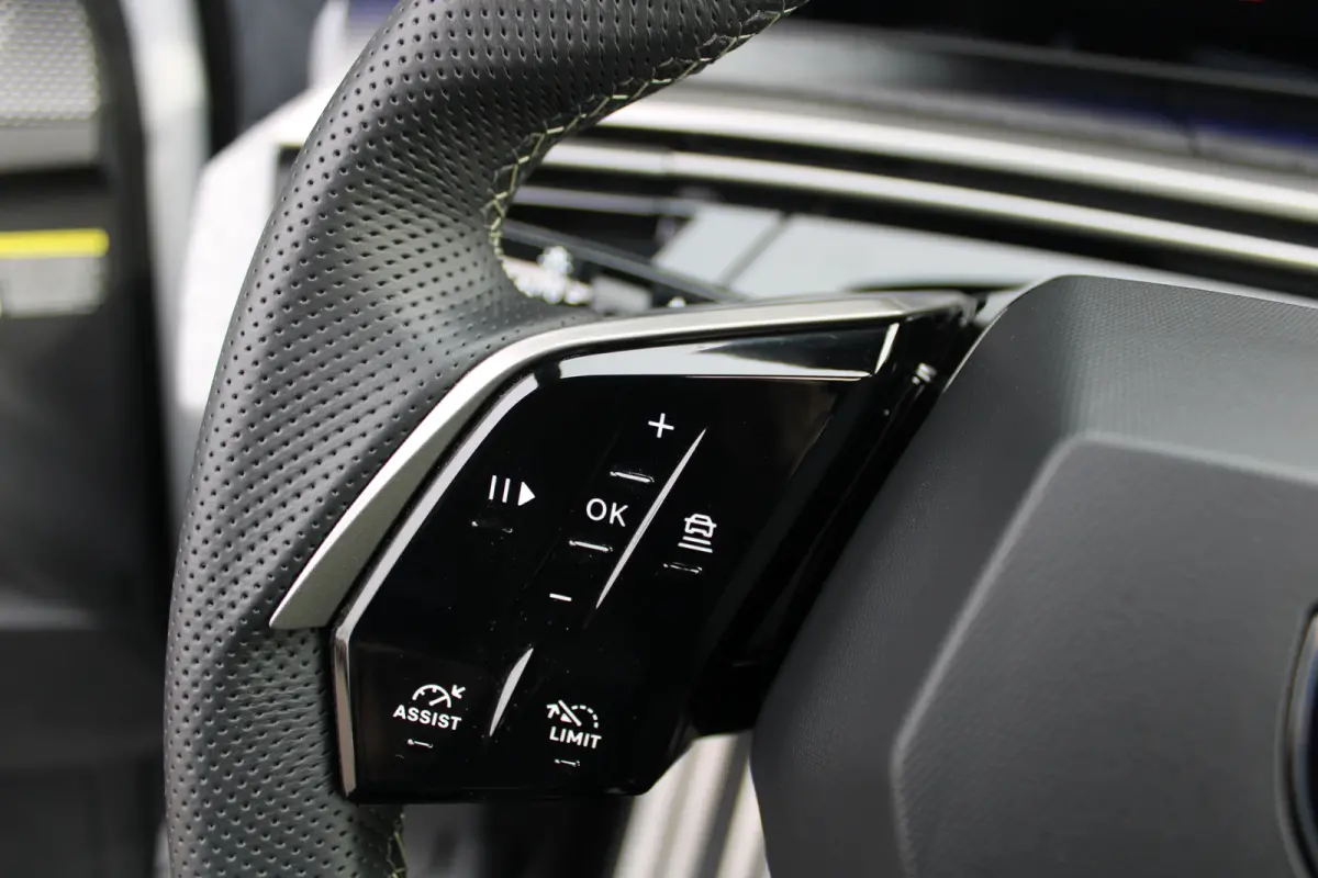 1.6 Plug-in Hybrid 195 GT | Automaat | Panorama/schuifdak | Luxe stoelen | Origineel NL auto | 7.500km | Navigatie | Camera |