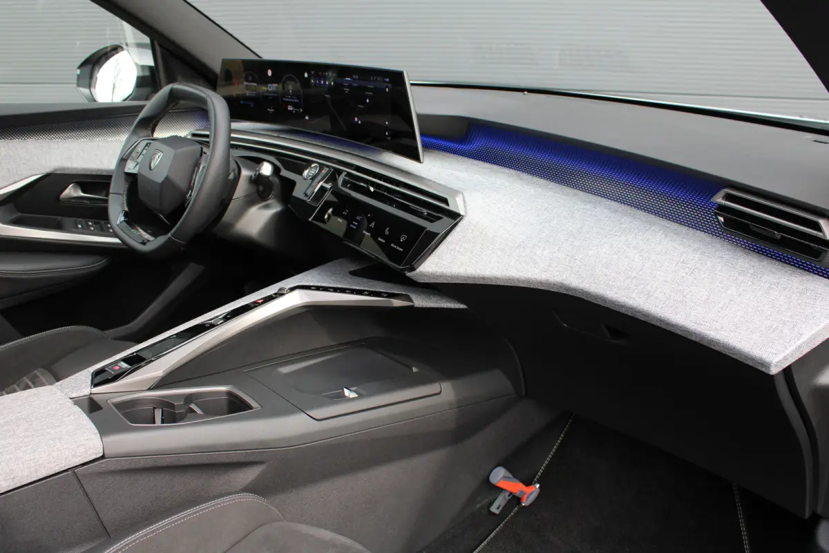 1.6 Plug-in Hybrid 195 GT | Automaat | Panorama/schuifdak | Luxe stoelen | Origineel NL auto | 7.500km | Navigatie | Camera |