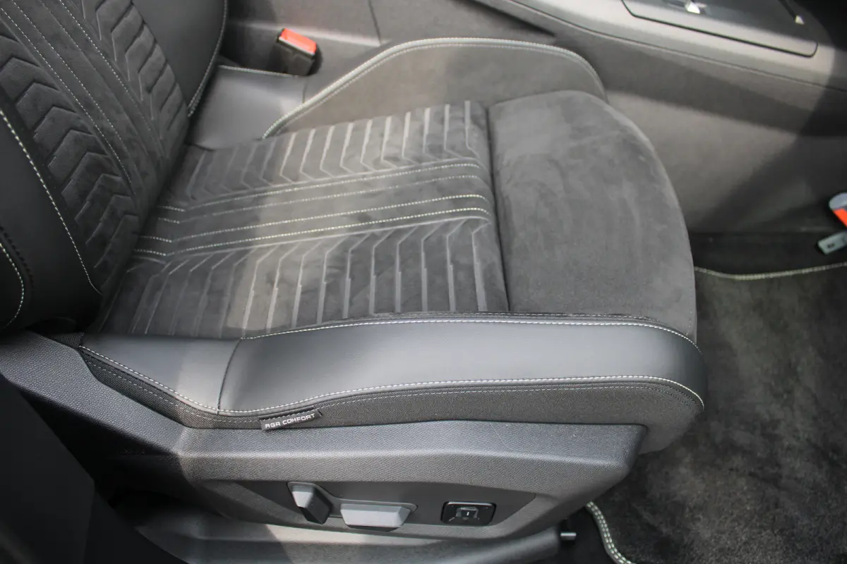 1.6 Plug-in Hybrid 195 GT | Automaat | Panorama/schuifdak | Luxe stoelen | Origineel NL auto | 7.500km | Navigatie | Camera |