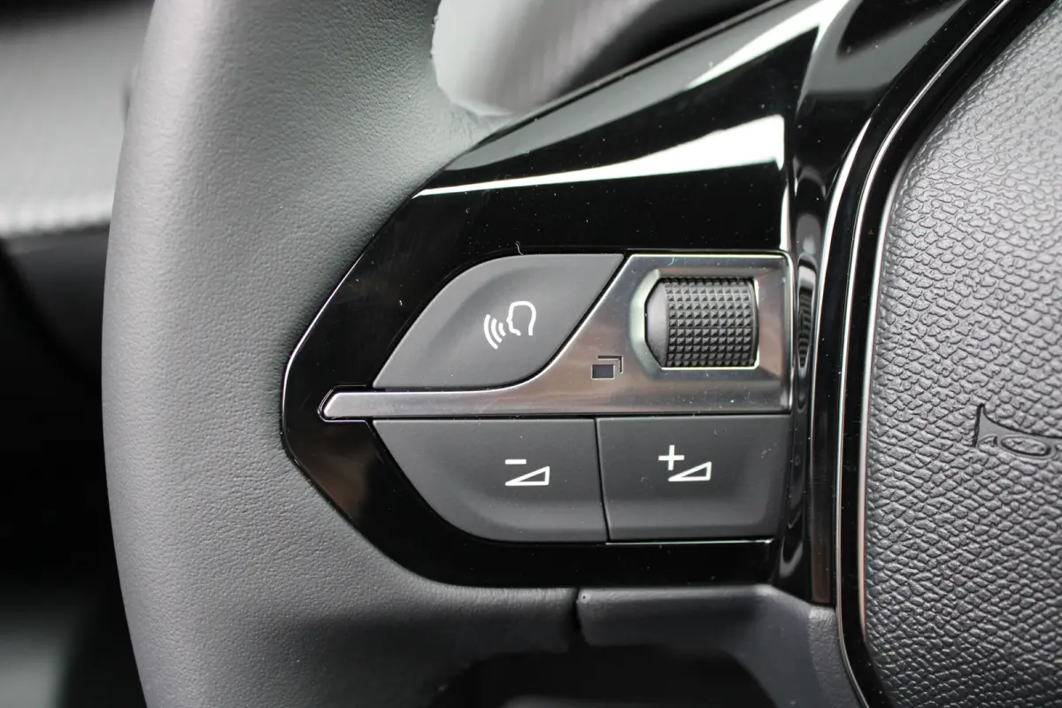 Allure | Active Safety Brake met camera en radar (automatisch noodremsysteem) met Distance Alert (waarschuwing dreigende aanrijding) | Advanced Active Safety Brake met camera en radar | Clim