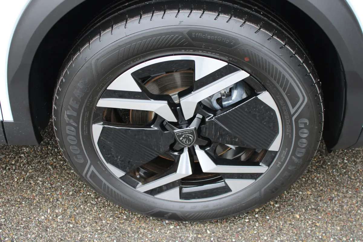 Allure | Active Safety Brake met camera en radar (automatisch noodremsysteem) met Distance Alert (waarschuwing dreigende aanrijding) | Advanced Active Safety Brake met camera en radar | Clim