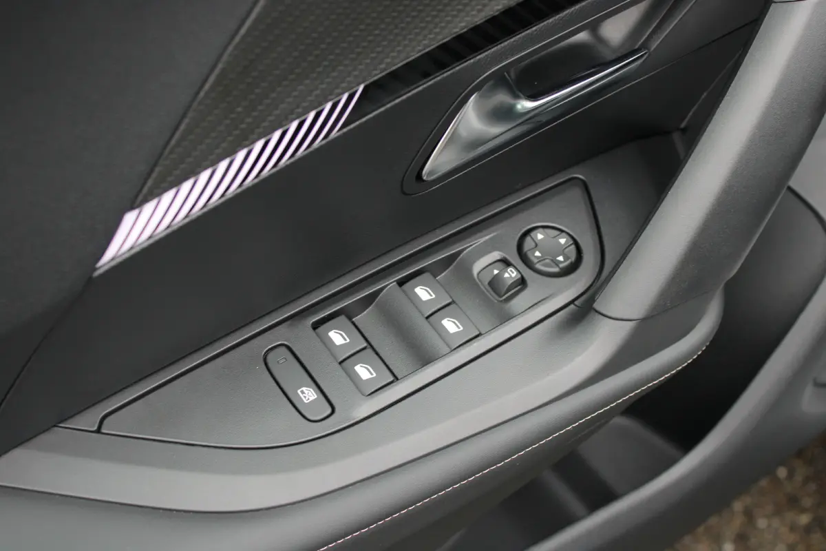 Allure | Active Safety Brake met camera en radar (automatisch noodremsysteem) met Distance Alert (waarschuwing dreigende aanrijding) | Advanced Active Safety Brake met camera en radar | Clim