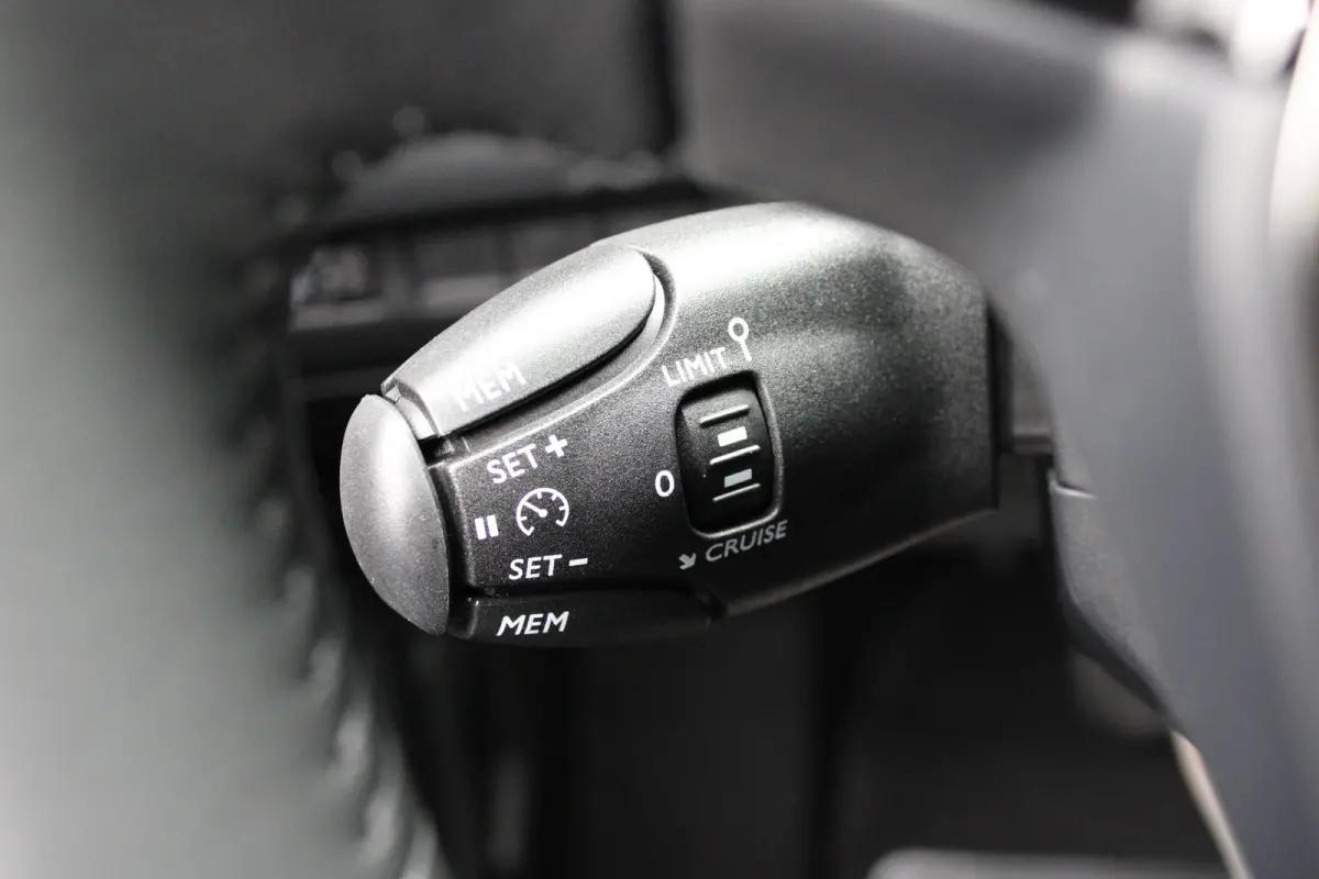 Allure | Active Safety Brake met camera en radar (automatisch noodremsysteem) met Distance Alert (waarschuwing dreigende aanrijding) | Advanced Active Safety Brake met camera en radar | Clim
