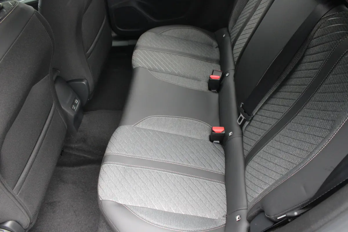Allure | Active Safety Brake met camera en radar (automatisch noodremsysteem) met Distance Alert (waarschuwing dreigende aanrijding) | Advanced Active Safety Brake met camera en radar | Clim