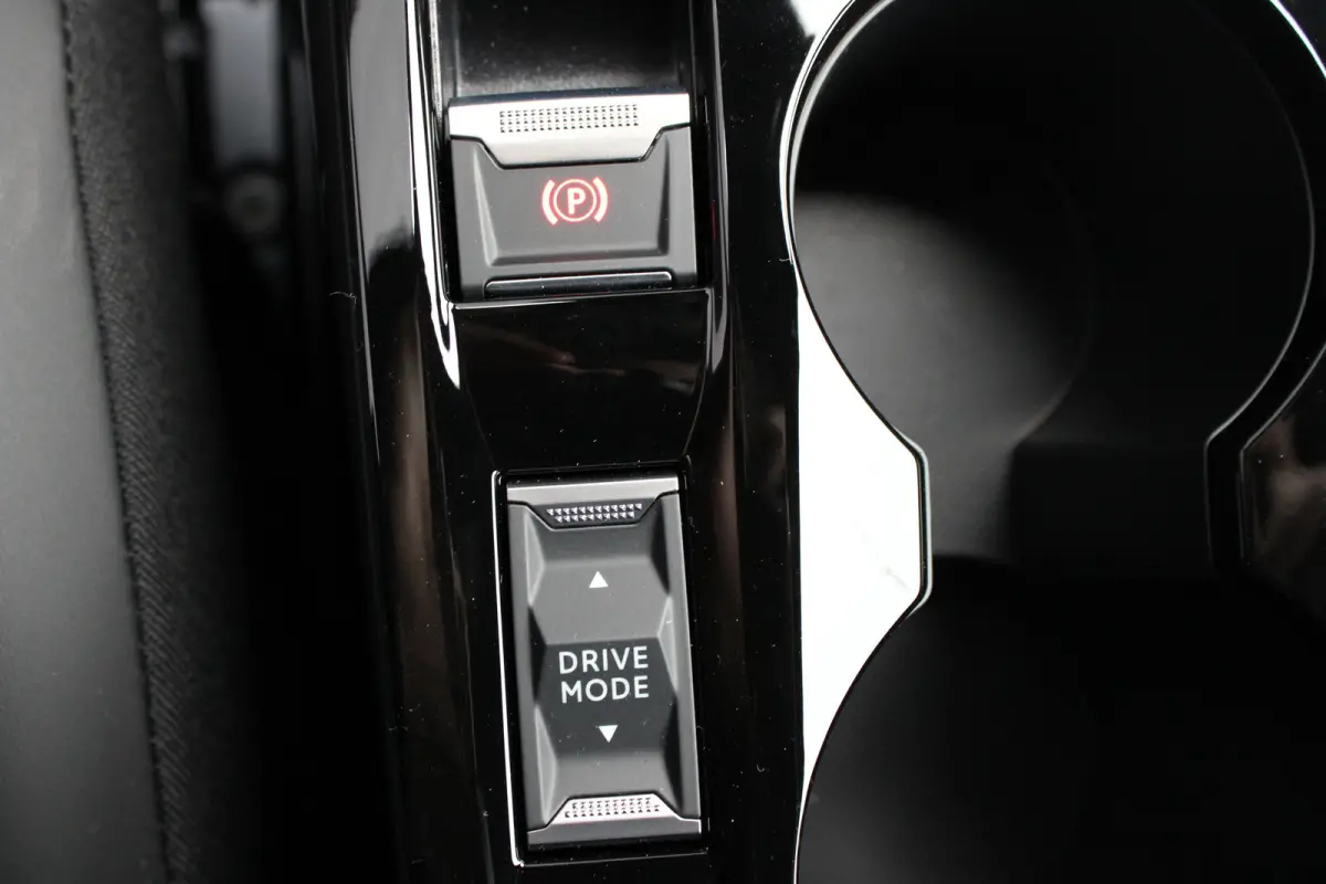 Allure | Active Safety Brake met camera en radar (automatisch noodremsysteem) met Distance Alert (waarschuwing dreigende aanrijding) | Advanced Active Safety Brake met camera en radar | Clim