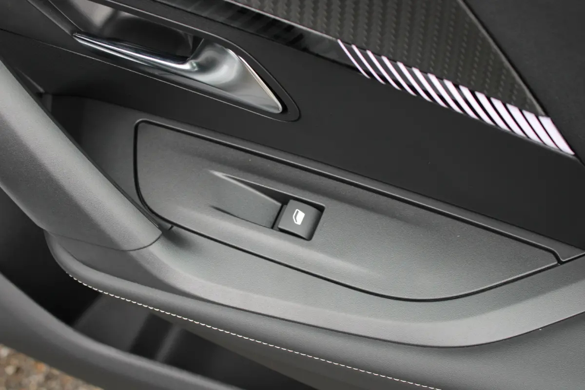 Allure | Active Safety Brake met camera en radar (automatisch noodremsysteem) met Distance Alert (waarschuwing dreigende aanrijding) | Advanced Active Safety Brake met camera en radar | Clim