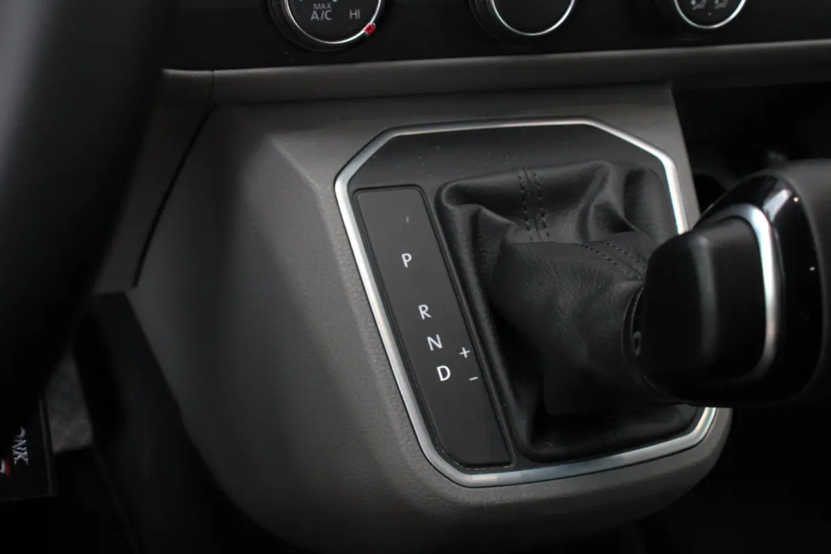 2.0 TDI L2H1 199PK JB-EDITION DSG / PDC / SCHROEFSET / LEDEREN BEKLEDING / FULL / APPLE CARPLAY / NAVIGATIE