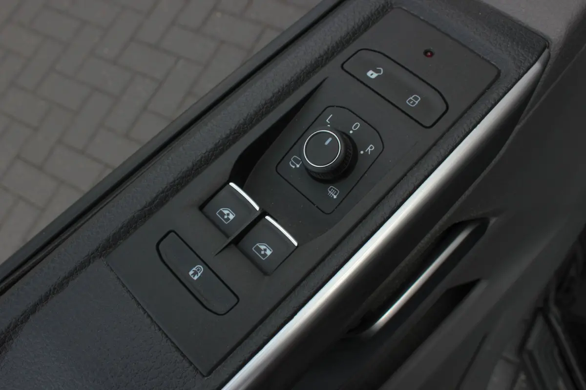 2.0 TDI L2H1 199PK JB-EDITION DSG / PDC / SCHROEFSET / LEDEREN BEKLEDING / FULL / APPLE CARPLAY / NAVIGATIE