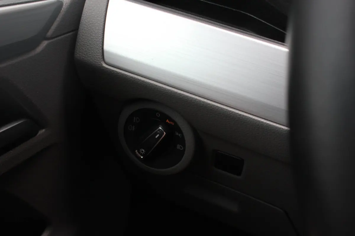 2.0 TDI L2H1 199PK JB-EDITION DSG / PDC / SCHROEFSET / LEDEREN BEKLEDING / FULL / APPLE CARPLAY / NAVIGATIE