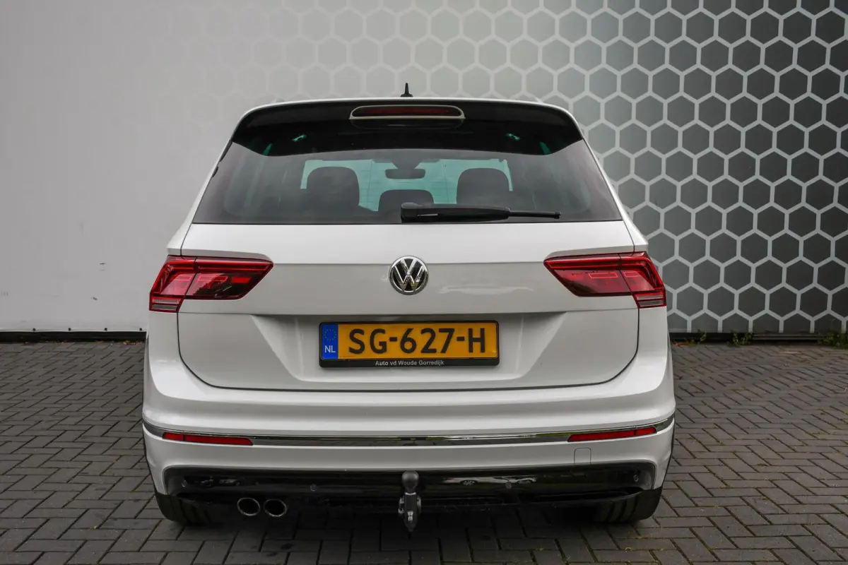 1.4 TSI Highline R-line PANO NAP Trekhaak Suzuka