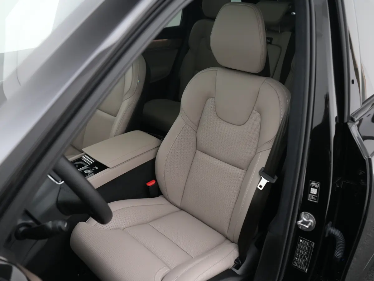T8 Recharge AWD Ultra Black Edition Executive | Luchtvering | Bowers & Wilkins | 360° Camera | Head-Up | Panoramadak | 22" | Stoelventilatie