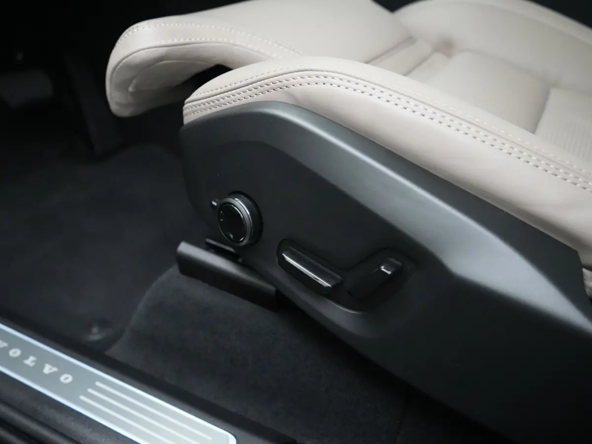 T8 Recharge AWD Ultra Black Edition Executive | Luchtvering | Bowers & Wilkins | 360° Camera | Head-Up | Panoramadak | 22" | Stoelventilatie