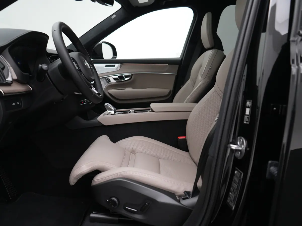 T8 Recharge AWD Ultra Black Edition Executive | Luchtvering | Bowers & Wilkins | 360° Camera | Head-Up | Panoramadak | 22" | Stoelventilatie