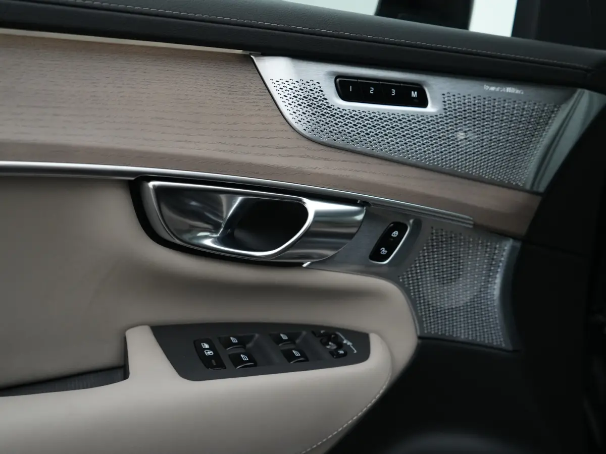 T8 Recharge AWD Ultra Black Edition Executive | Luchtvering | Bowers & Wilkins | 360° Camera | Head-Up | Panoramadak | 22" | Stoelventilatie