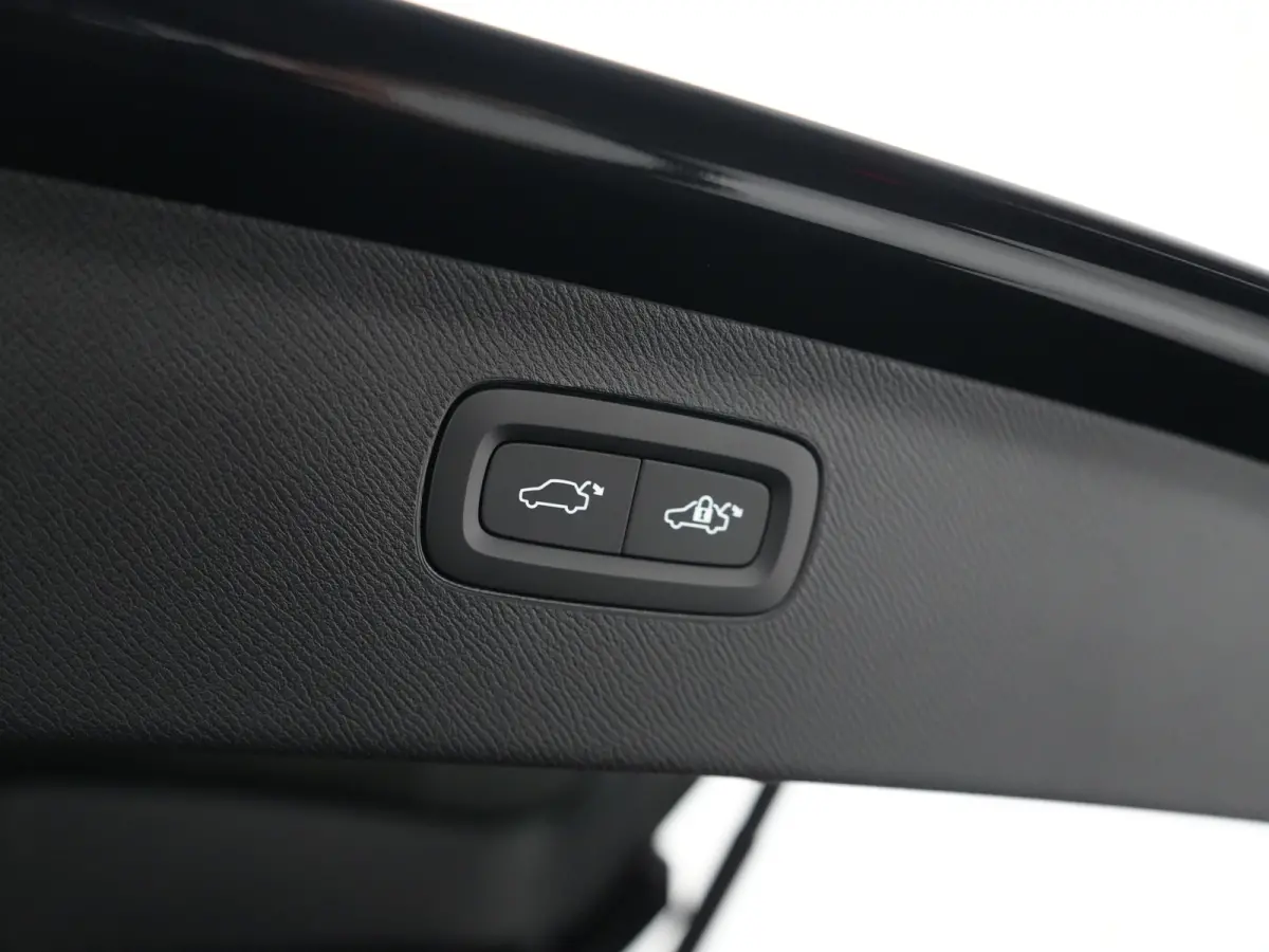 T8 Recharge AWD Ultra Black Edition Executive | Luchtvering | Bowers & Wilkins | 360° Camera | Head-Up | Panoramadak | 22" | Stoelventilatie
