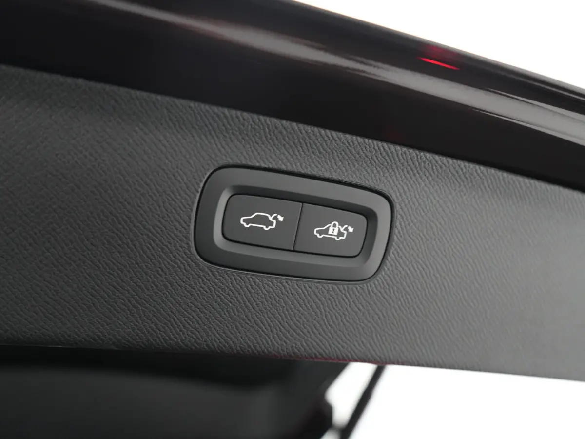T8 Recharge AWD Ultra Dark Executive Edition | Luchtvering | Bowers & Wilkins | 360° Camera | Head-Up | Panoramadak | 22" | Stoelventilatie