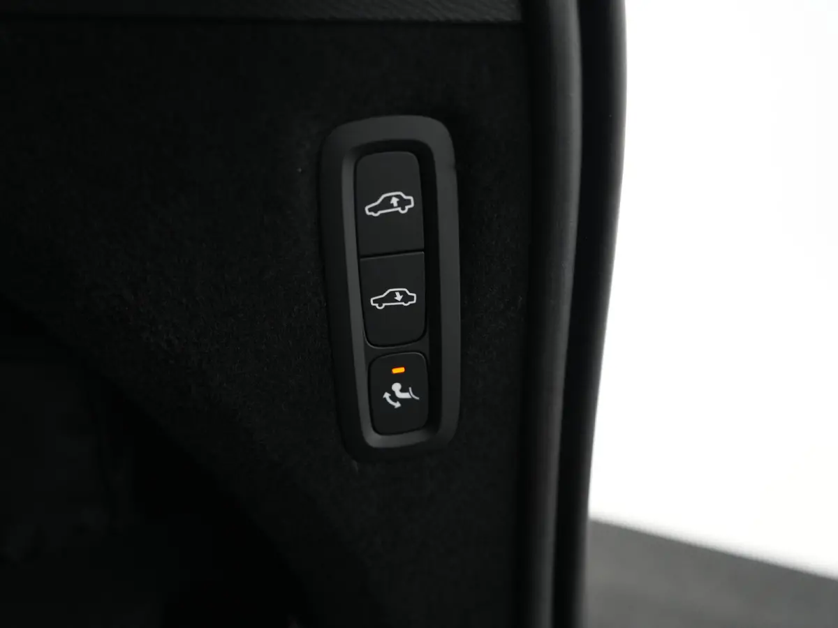 T8 Recharge AWD Ultra Dark Executive Edition | Luchtvering | Bowers & Wilkins | 360° Camera | Head-Up | Panoramadak | 22" | Stoelventilatie