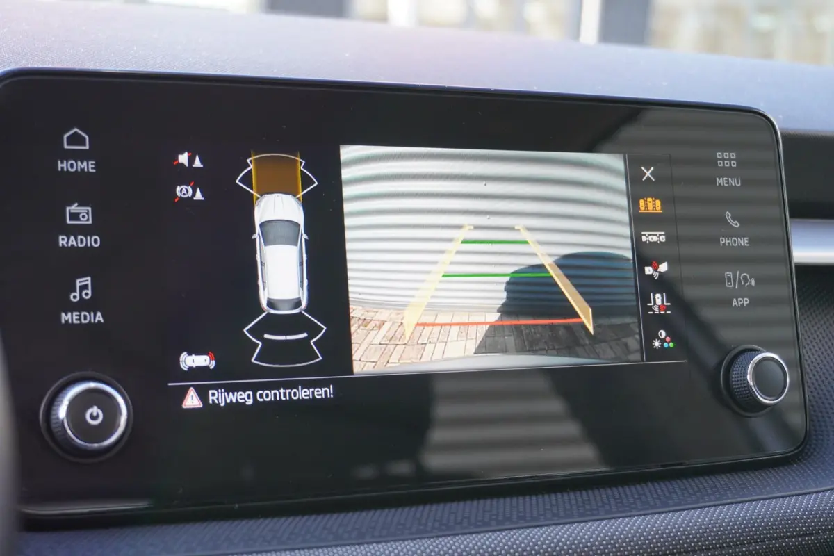 1.0 TSI 95pk Business Edition | Stoelverwarming | PDC Voor & Achter | Achteruitrijcamera | SmartLink