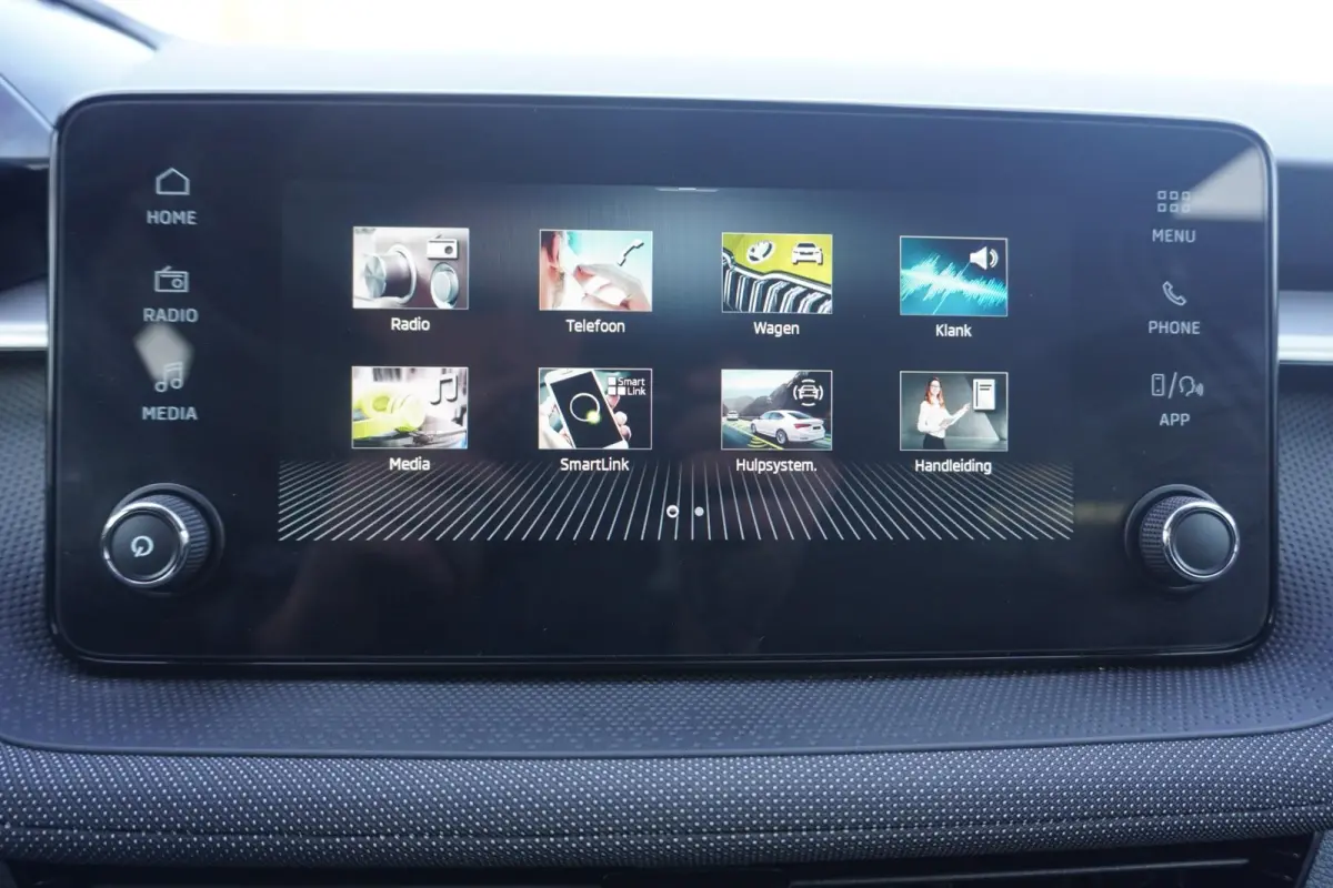 1.0 TSI 95pk Business Edition | Stoelverwarming | SmartLink | Achteruitrijcamera | PDC Voor & Achter