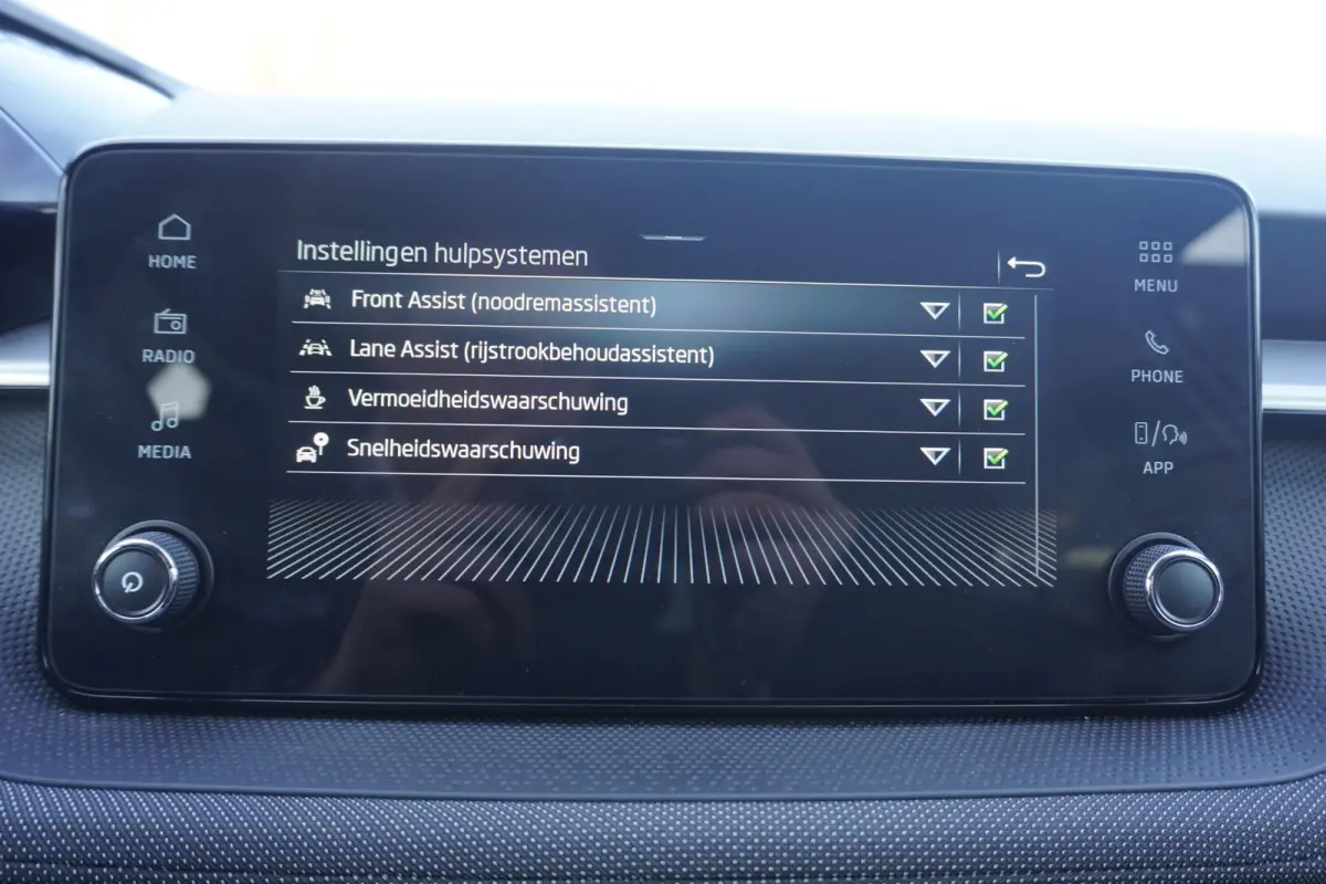 1.0 TSI 95pk Business Edition | Stoelverwarming | SmartLink | Achteruitrijcamera | PDC Voor & Achter