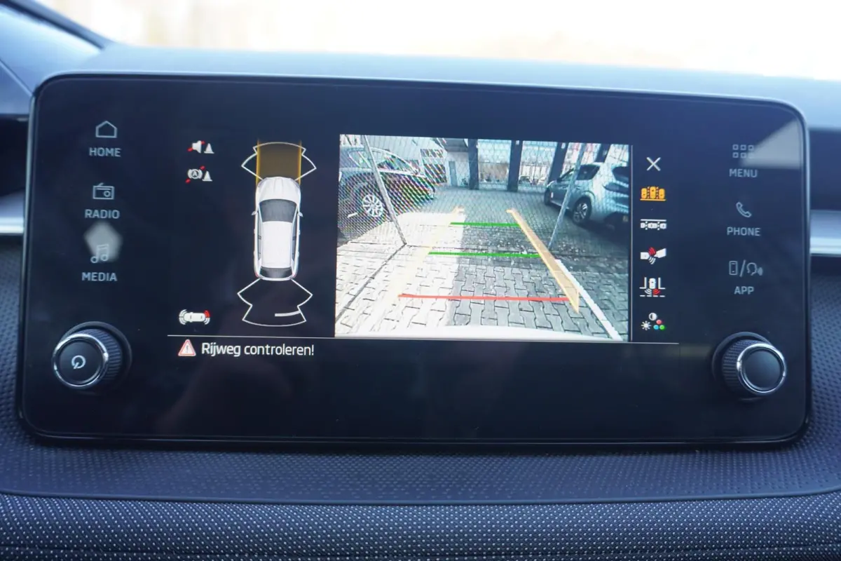 1.0 TSI 95pk Business Edition | Stoelverwarming | SmartLink | Achteruitrijcamera | PDC Voor & Achter