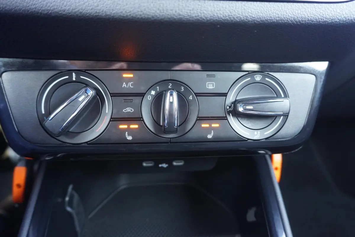 1.0 TSI 95pk Business Edition | Stoelverwarming | SmartLink | Achteruitrijcamera | PDC Voor & Achter