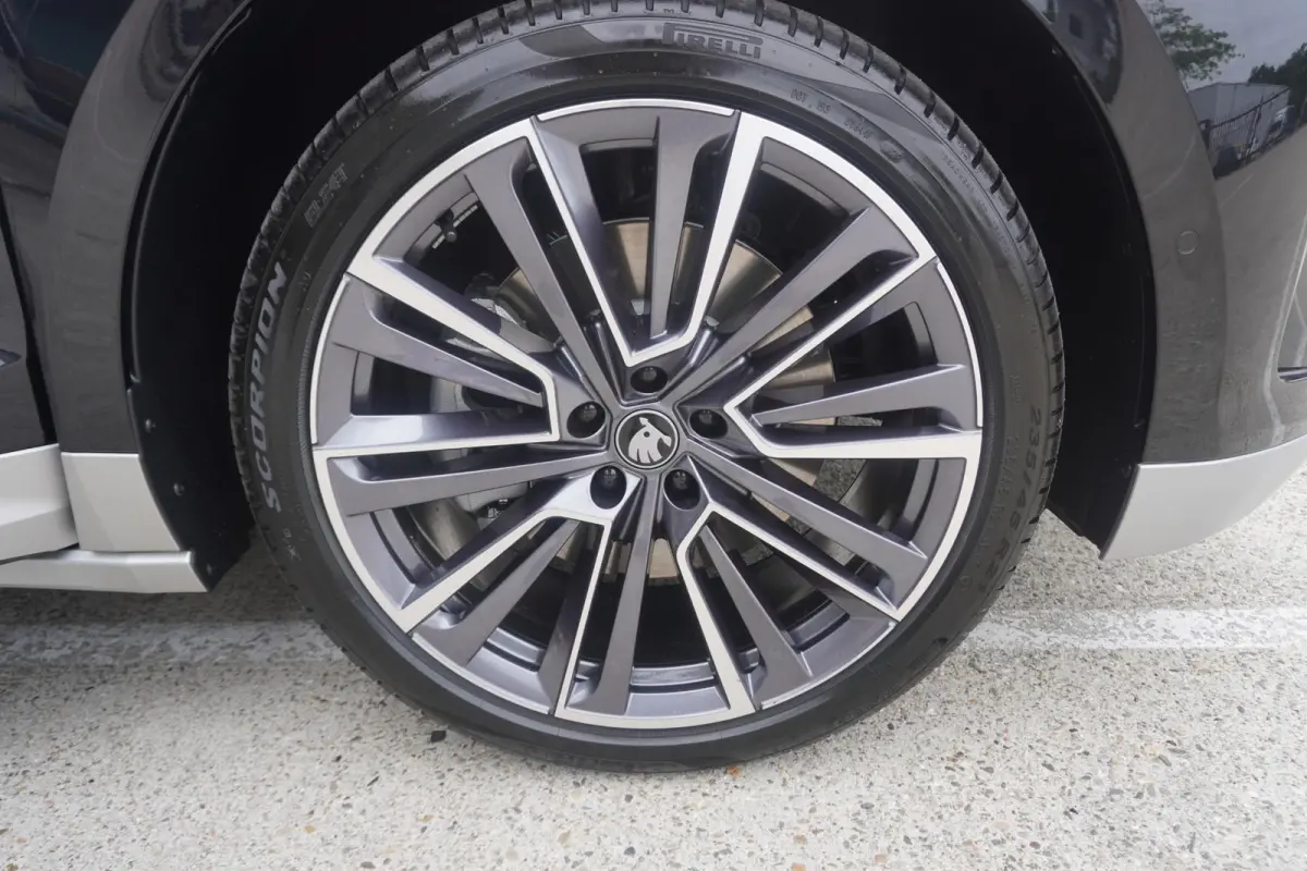 85 286pk Business Edition | Panoramadak | 21" Velgen
