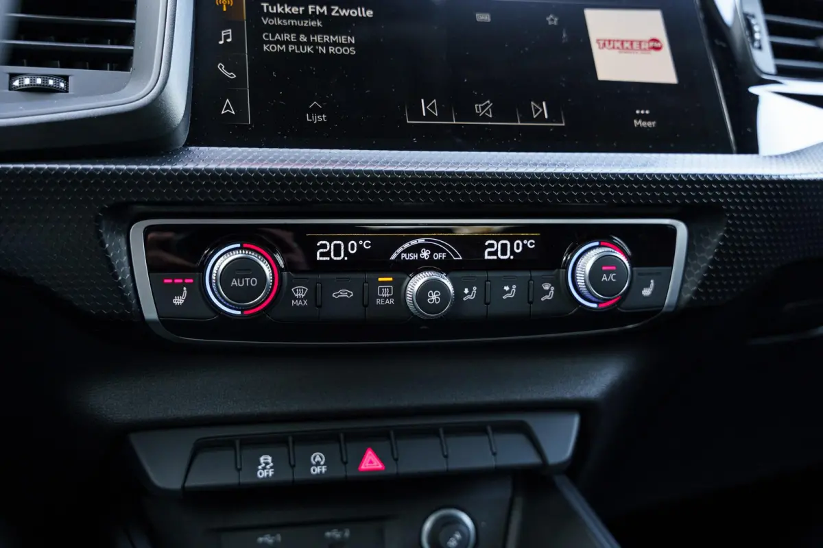 30 TFSI 115pk S tronic Edition | Smartphone Interface | Stoelverwarming | 17" Velgen | PDC | Clima | LED Verlichting |