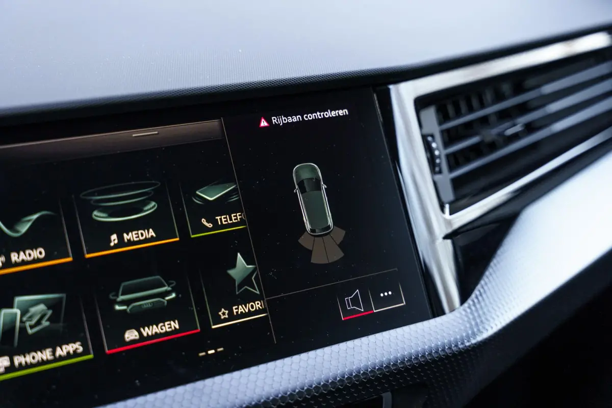 30 TFSI 115pk S tronic Edition | Smartphone Interface | Stoelverwarming | 17" Velgen | PDC | Clima | LED Verlichting |