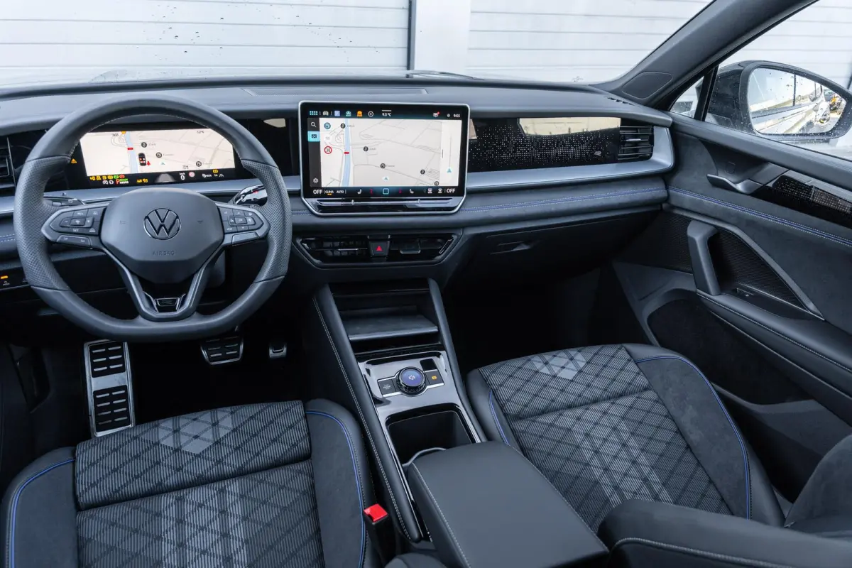 1.5 eHybrid 204pk R-Line Edition | Panoramadak | Trekhaak | Black Style