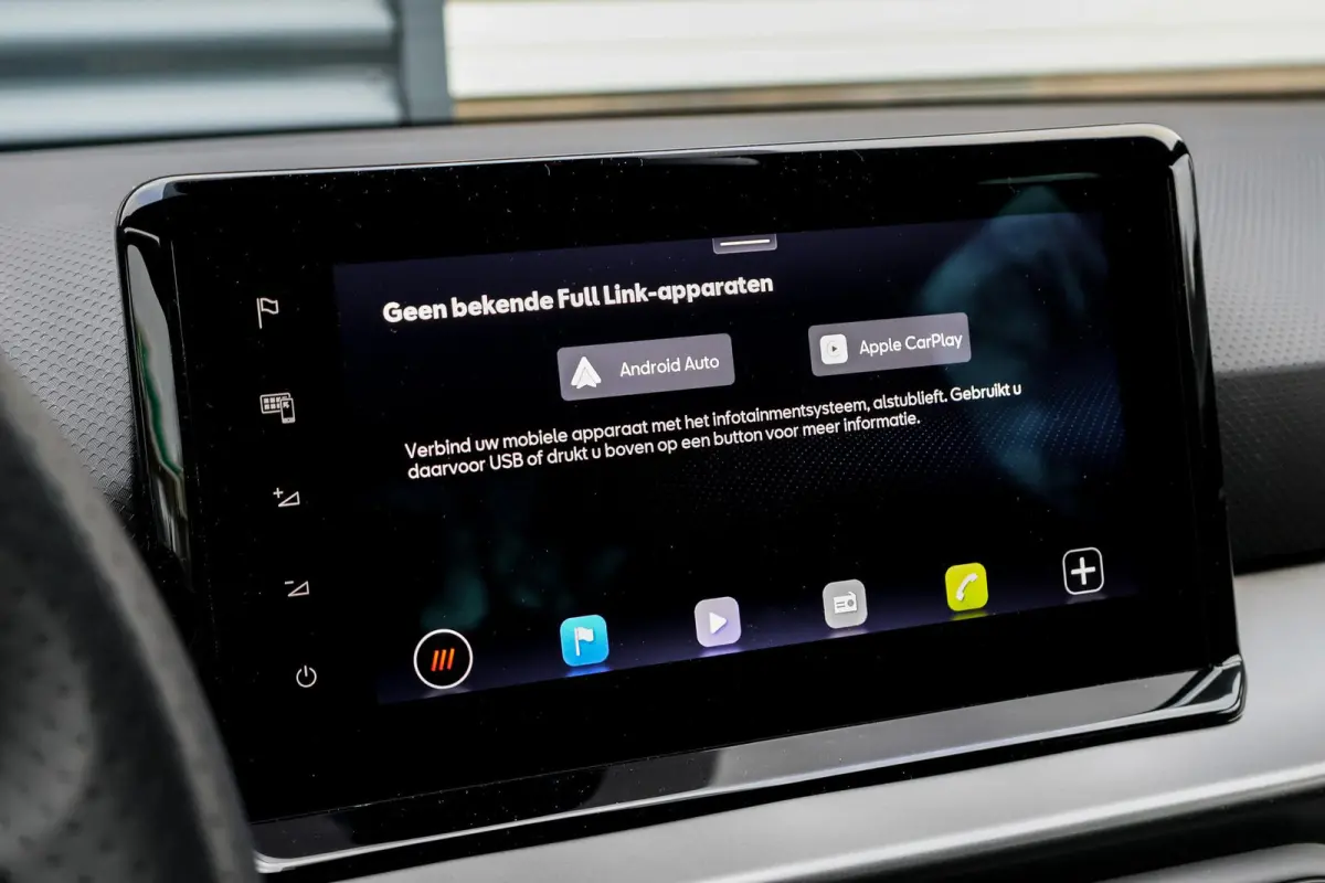 1.0 EcoTSI 95pk FR Business Connect | Panoramadak | 18" Velgen | Navigatie