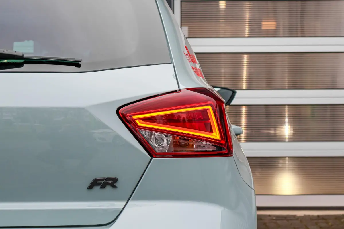 1.0 EcoTSI 95pk FR Business Connect | Panoramadak | 18" Velgen | Navigatie