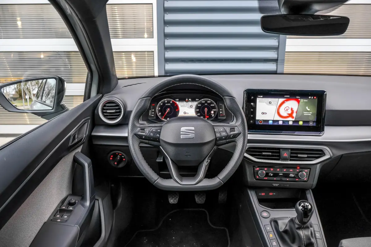 1.0 EcoTSI 95pk FR Business Connect | Panoramadak | 18" Velgen | Navigatie