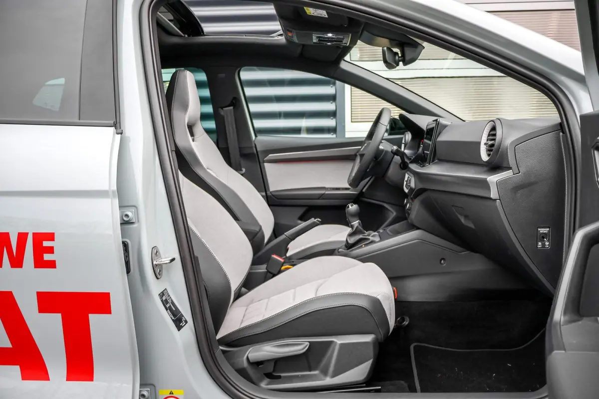 1.0 EcoTSI 95pk FR Business Connect | Panoramadak | 18" Velgen | Navigatie