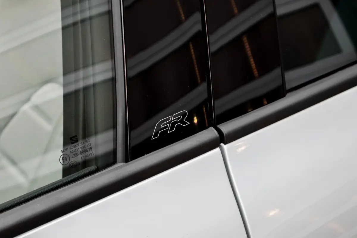 1.0 EcoTSI 95pk FR Business Connect | Panoramadak | 18" Velgen | Navigatie
