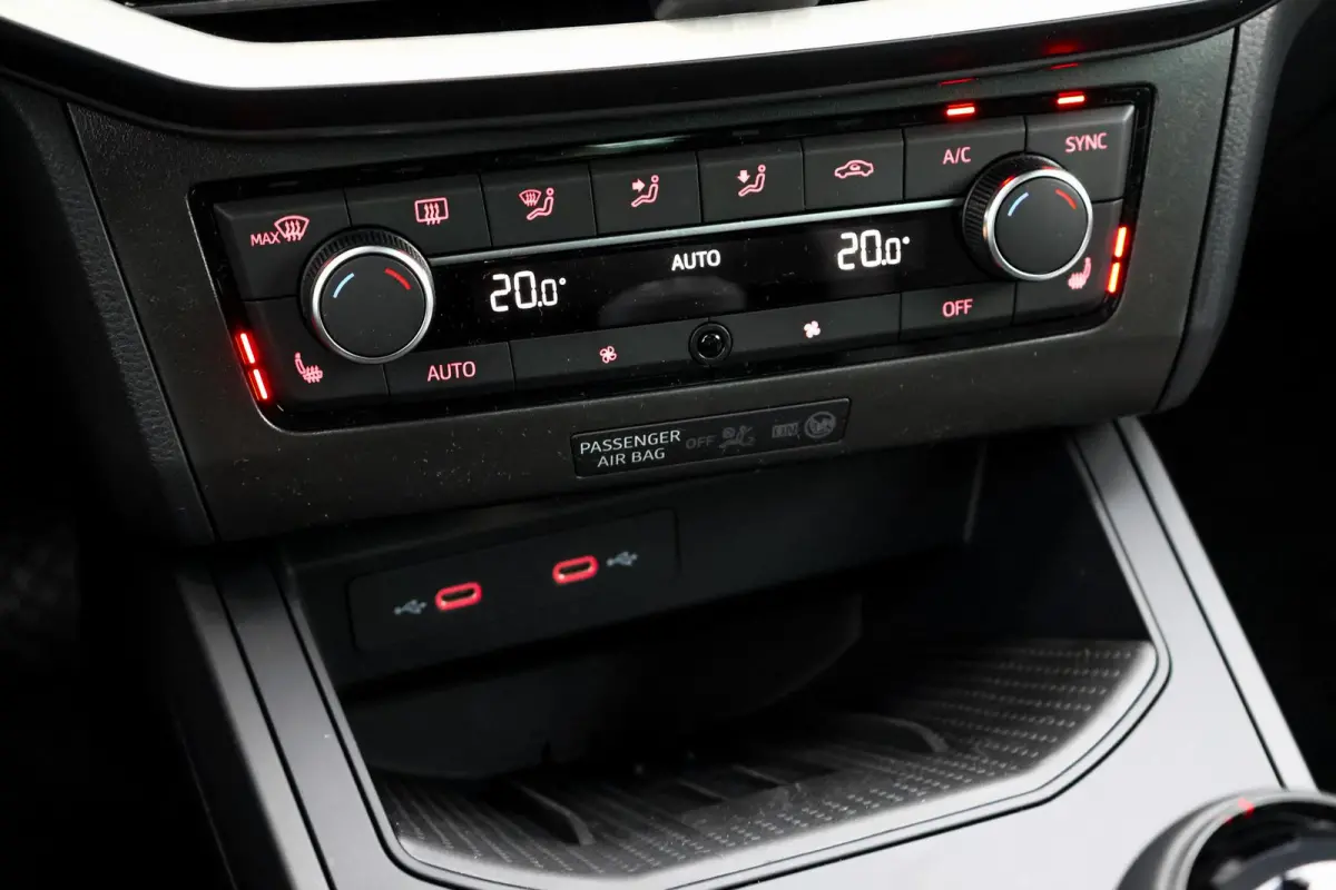 1.0 EcoTSI 95pk FR Business Connect | Panoramadak | 18" Velgen | Navigatie