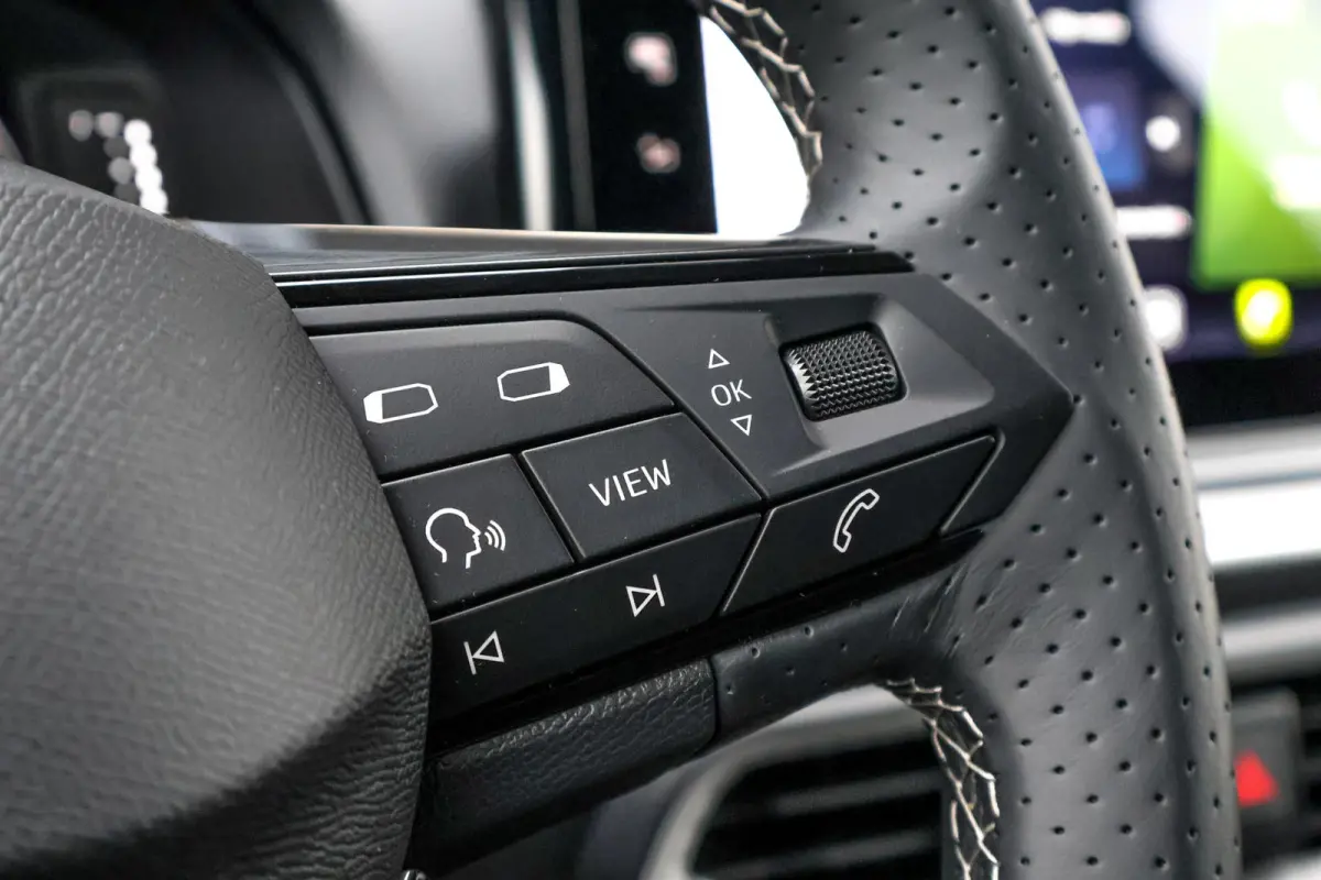 1.0 EcoTSI 95pk FR Business Connect | Panoramadak | 18" Velgen | Navigatie