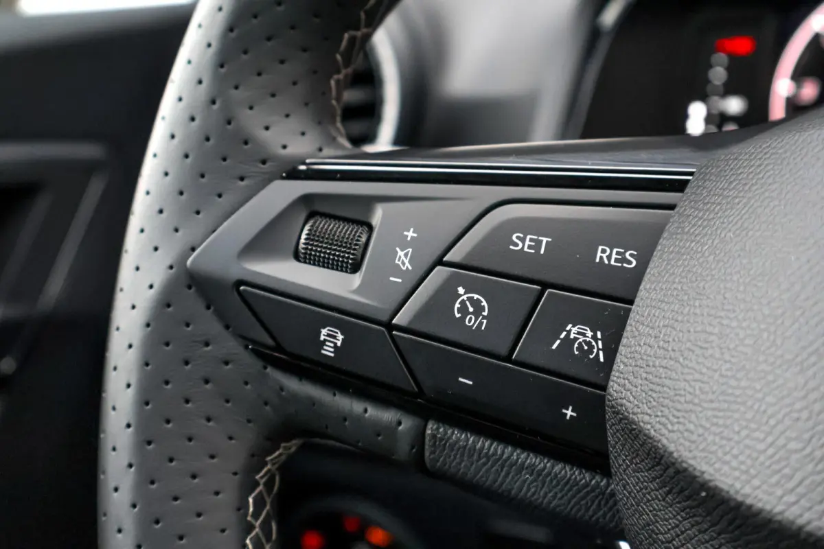 1.0 EcoTSI 95pk FR Business Connect | Panoramadak | 18" Velgen | Navigatie