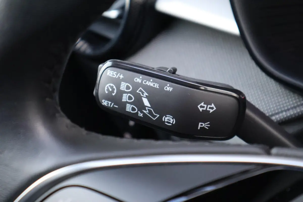 1.0 TSI 95pk Business Edition | Camera Achter | Stoelverwarming | Parkeersensoren Voor / Achter | Apple CarPlay/ Android Auto | Keyless