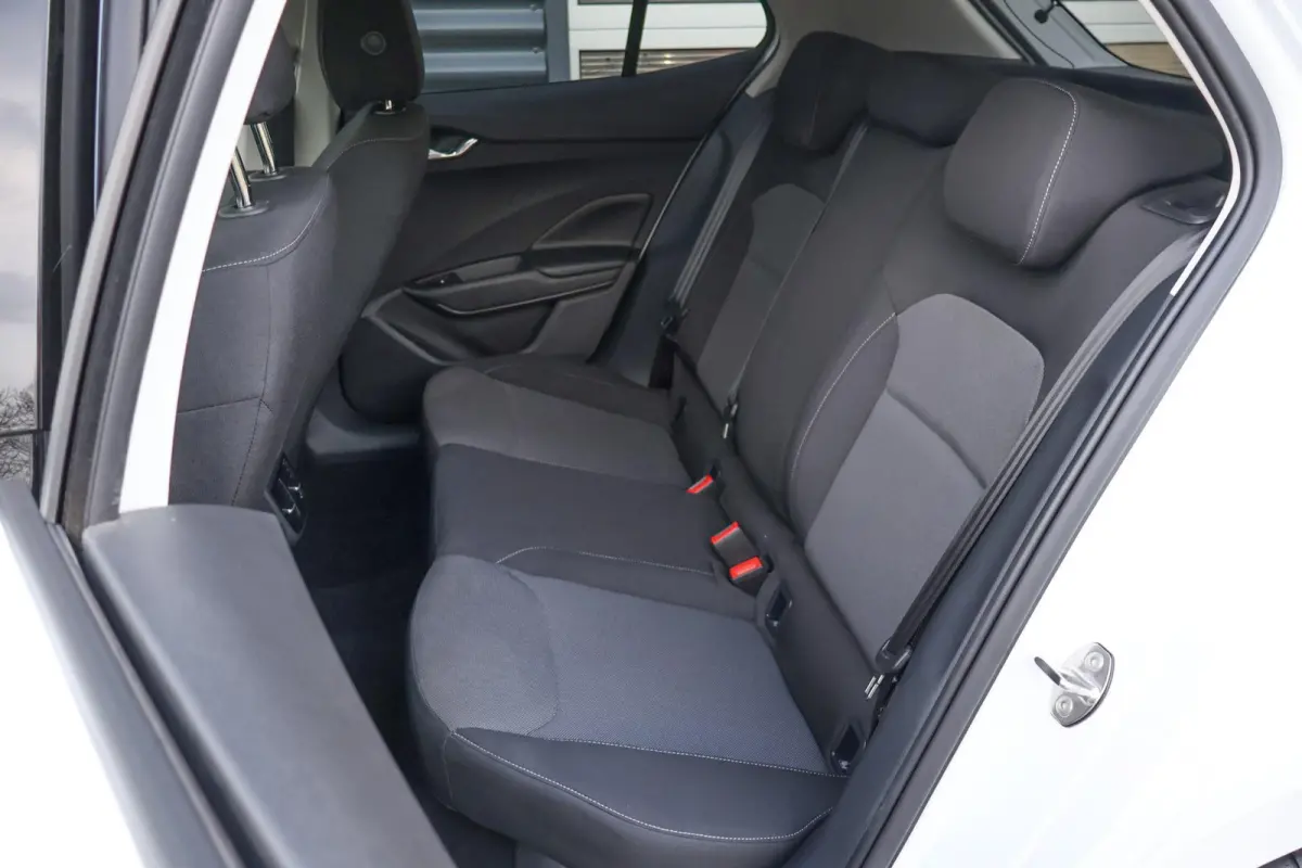 1.0 TSI 95pk Business Edition | Camera Achter | Stoelverwarming | Parkeersensoren Voor / Achter | Apple CarPlay/ Android Auto | Keyless