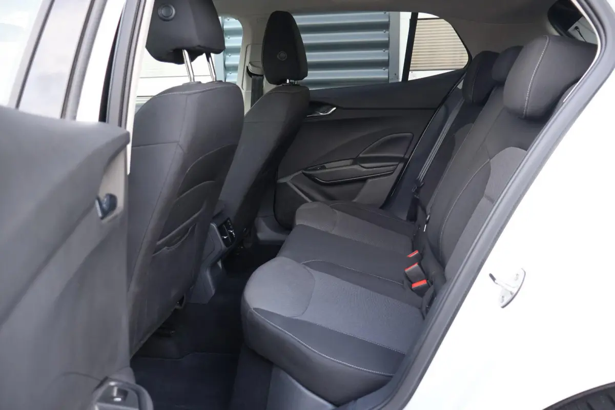 1.0 TSI 95pk Business Edition | Camera Achter | Stoelverwarming | Parkeersensoren Voor / Achter | Apple CarPlay/ Android Auto | Keyless