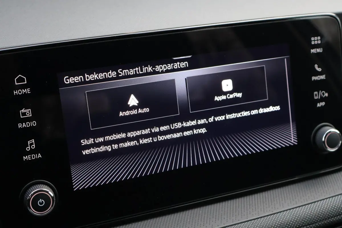 1.0 TSI 95pk Business Edition | Camera Achter | Stoelverwarming | Parkeersensoren Voor / Achter | Apple CarPlay/ Android Auto | Keyless