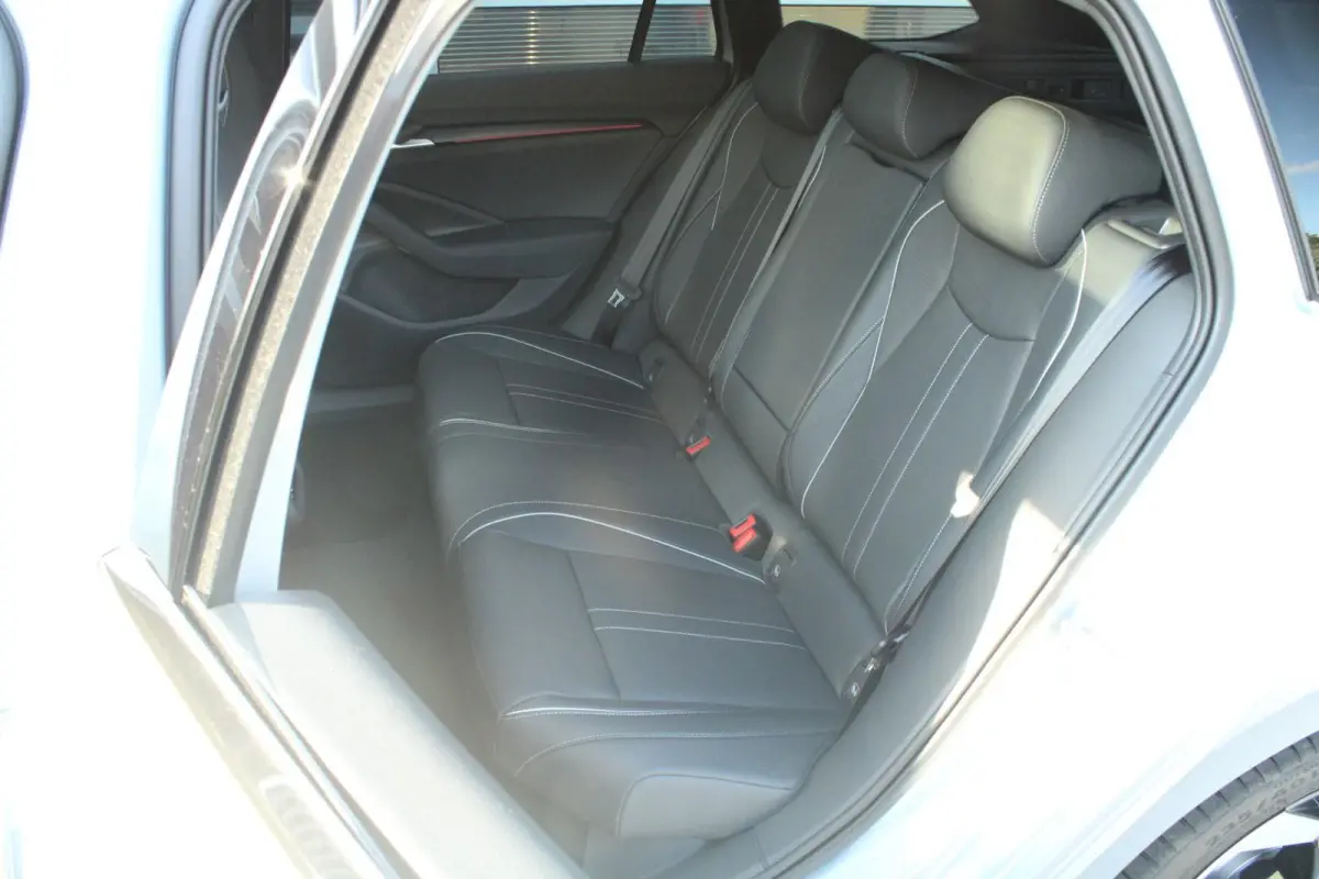 1.5 TSI 204pk PHEV Sportline Business | 19" Velgen | Winterpakket