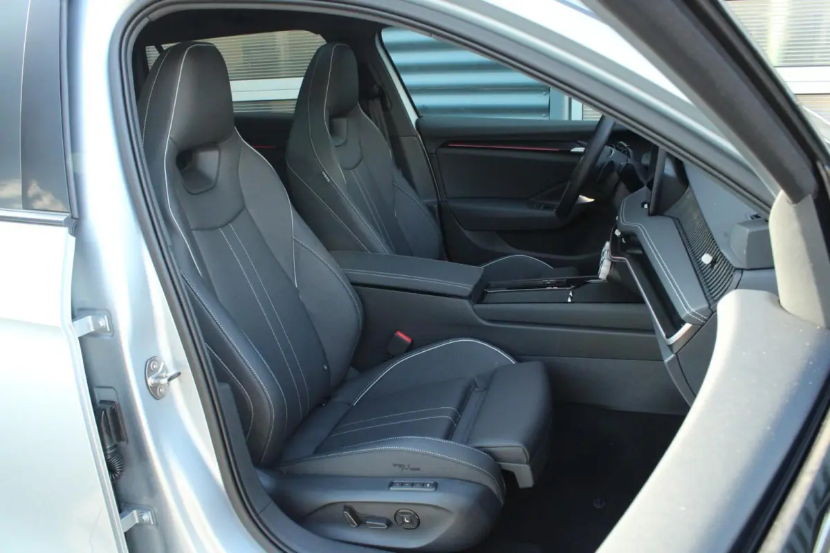1.5 TSI 204pk PHEV Sportline Business | 19" Velgen | Winterpakket