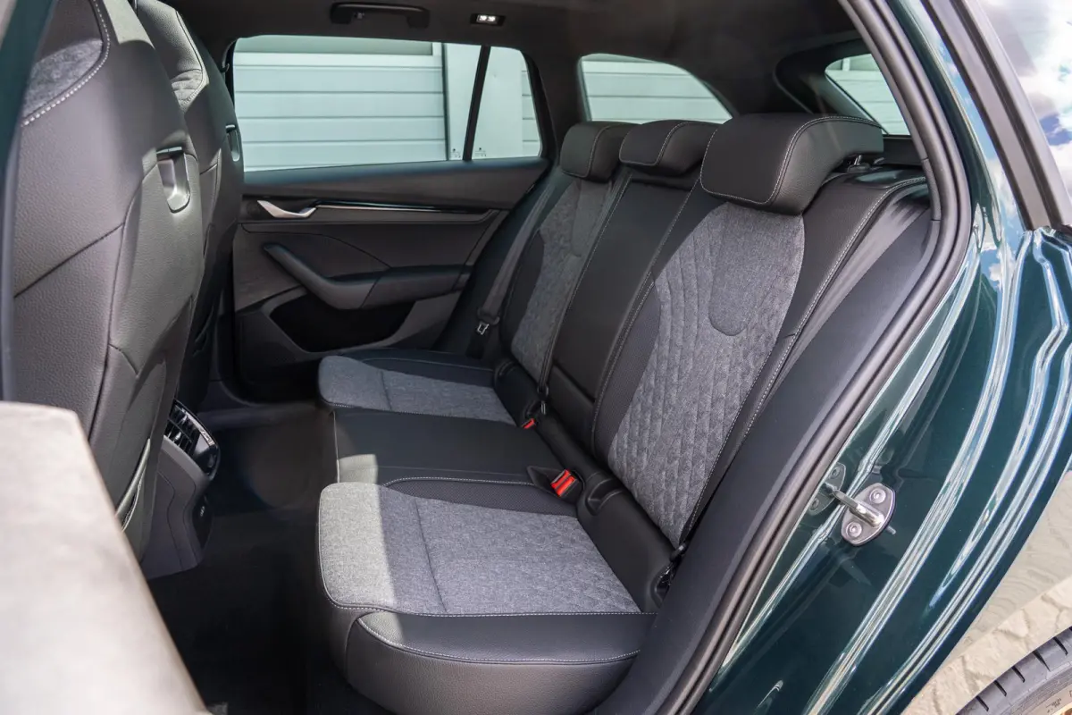 1.5 TSI 150pk DSG MHEV Sportline Business | Panoramadak | LMV 19" | Soundsysteem Canton