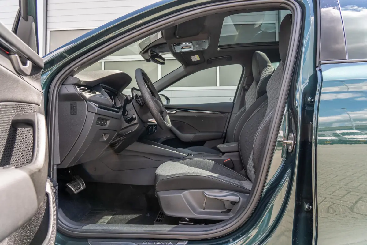 1.5 TSI 150pk DSG MHEV Sportline Business | Panoramadak | LMV 19" | Soundsysteem Canton